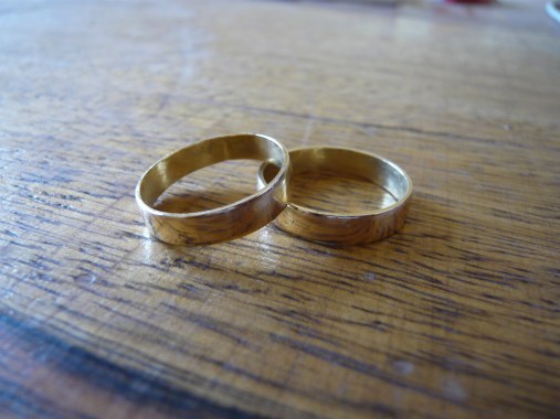 Two_golden_wedding_rings